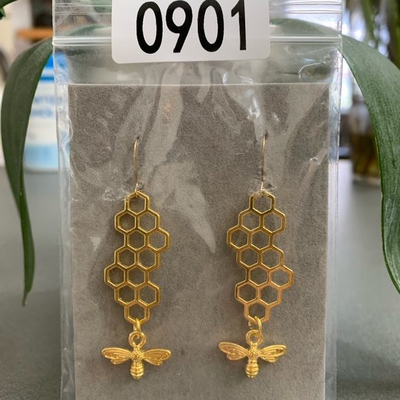 🔥5/$20🔥 Gold-Tone Bee and Hive Earrings New - Picture 2 of 5
